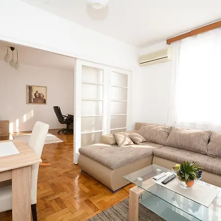 Apartment Hall *